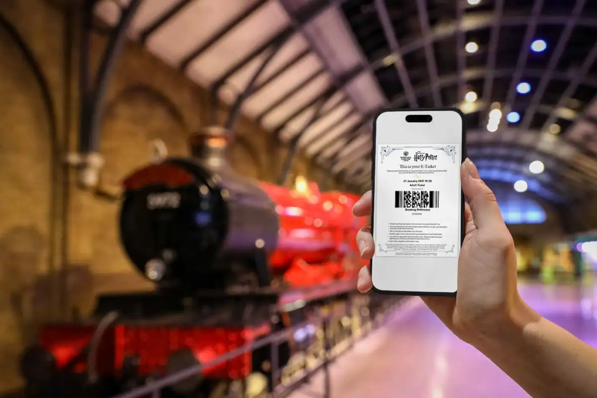 Gift E-Ticket - Hand holding phone with e-ticket at Platform 9¾