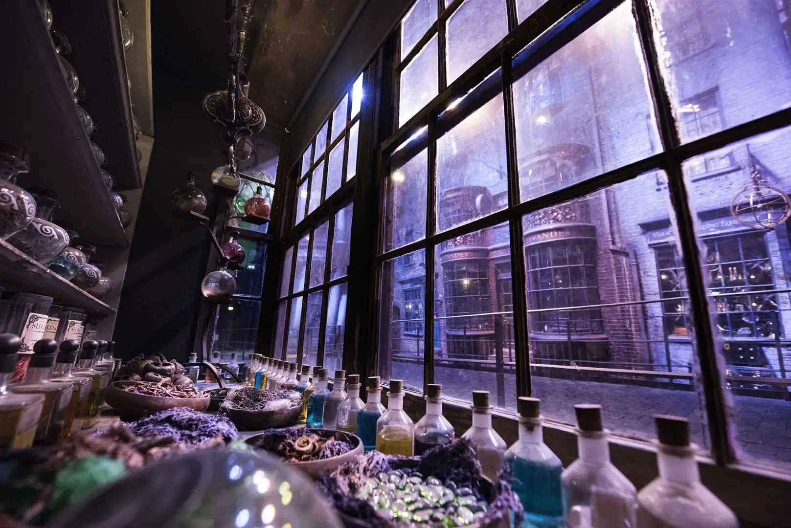 The window display of Slug and Jiggers on Diagon Alley at Warner Bros. Studio Tour London